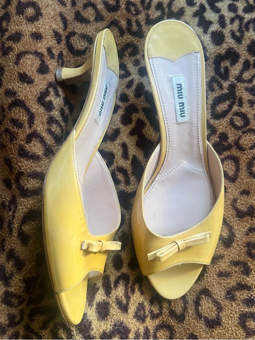 Super Chic Miu Miu Yellow Patent Leather Bow Peep-Toe Mules